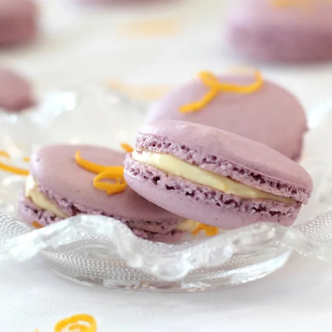FRENCH MACARONS WITH LEMON CREAM FILLING