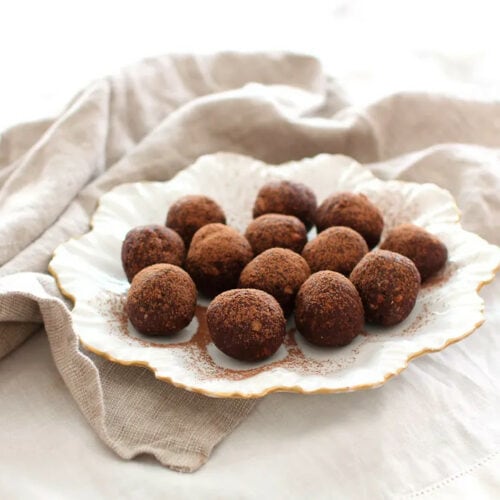 HEALTHY CACAO, COCONUT & ALMOND BLISS BALLS