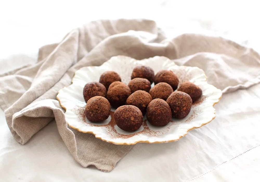 HEALTHY CACAO, COCONUT & ALMOND BLISS BALLS