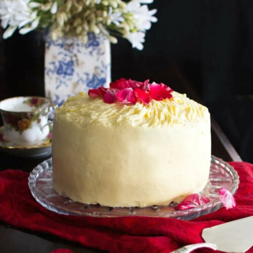 VERTICAL LAYER RED VELVET CAKE WITH CREAM CHEESE ICING