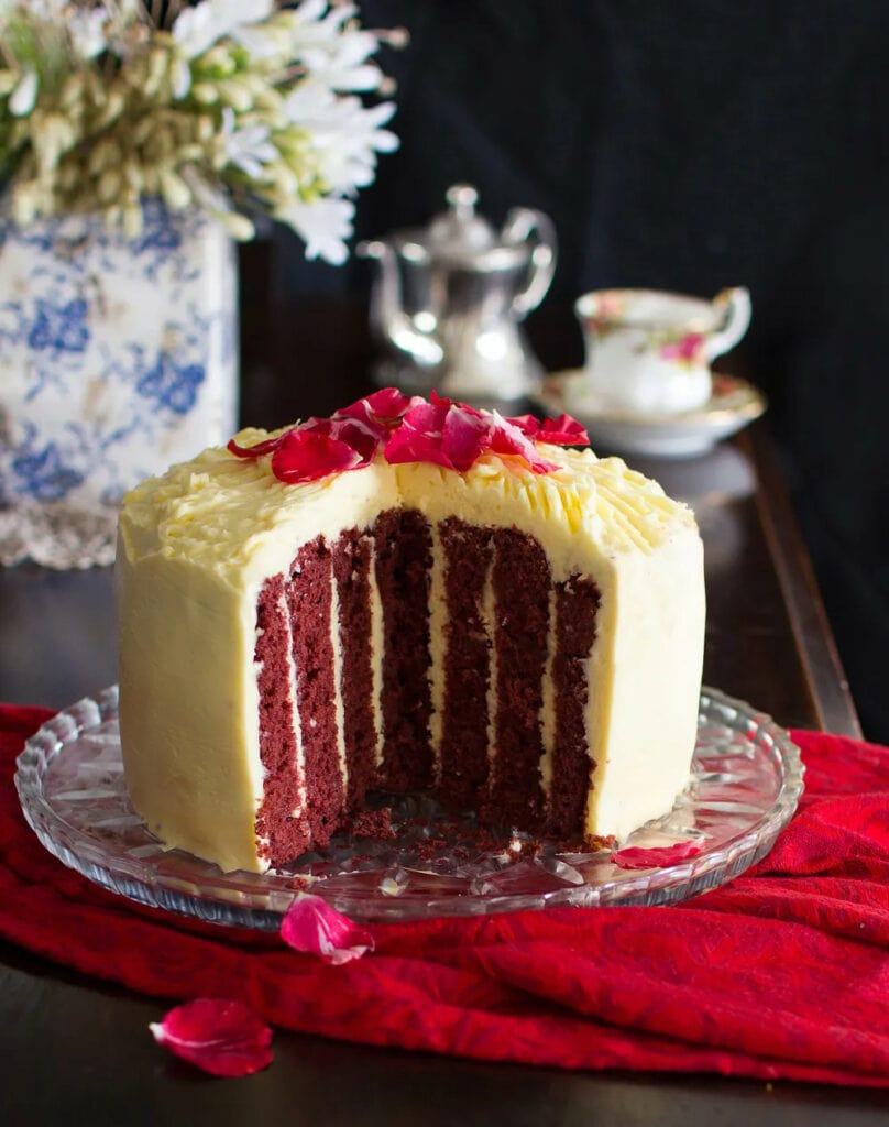 VERTICAL LAYER RED VELVET CAKE WITH CREAM CHEESE ICING 2