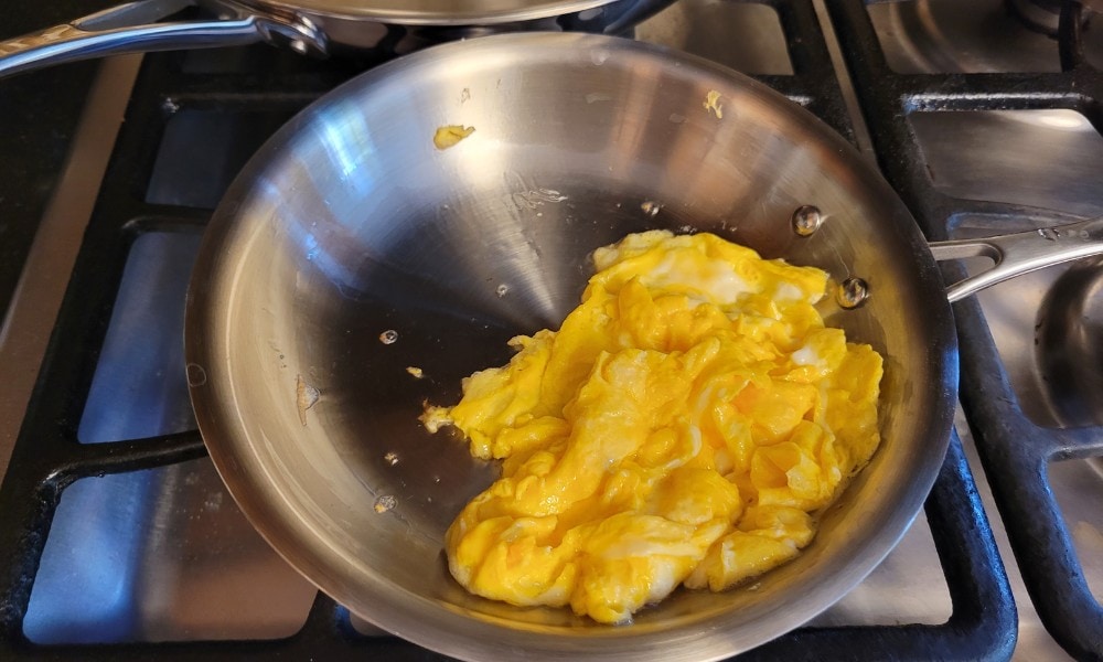 cooking egg on stainless steel pan