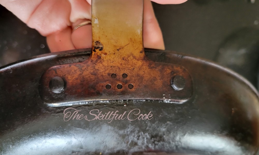 handles on the Misen carbon steel pan