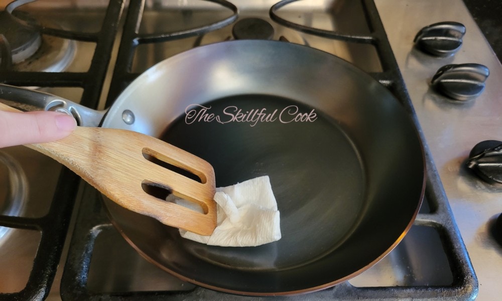 Method 1 - Wipe your carbon steel pan