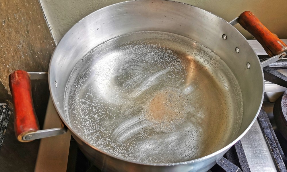 boiling water with raw aluminum cookware