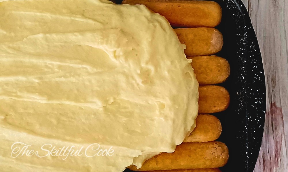 Smooth the limoncello-mascarpone cream with the spatula